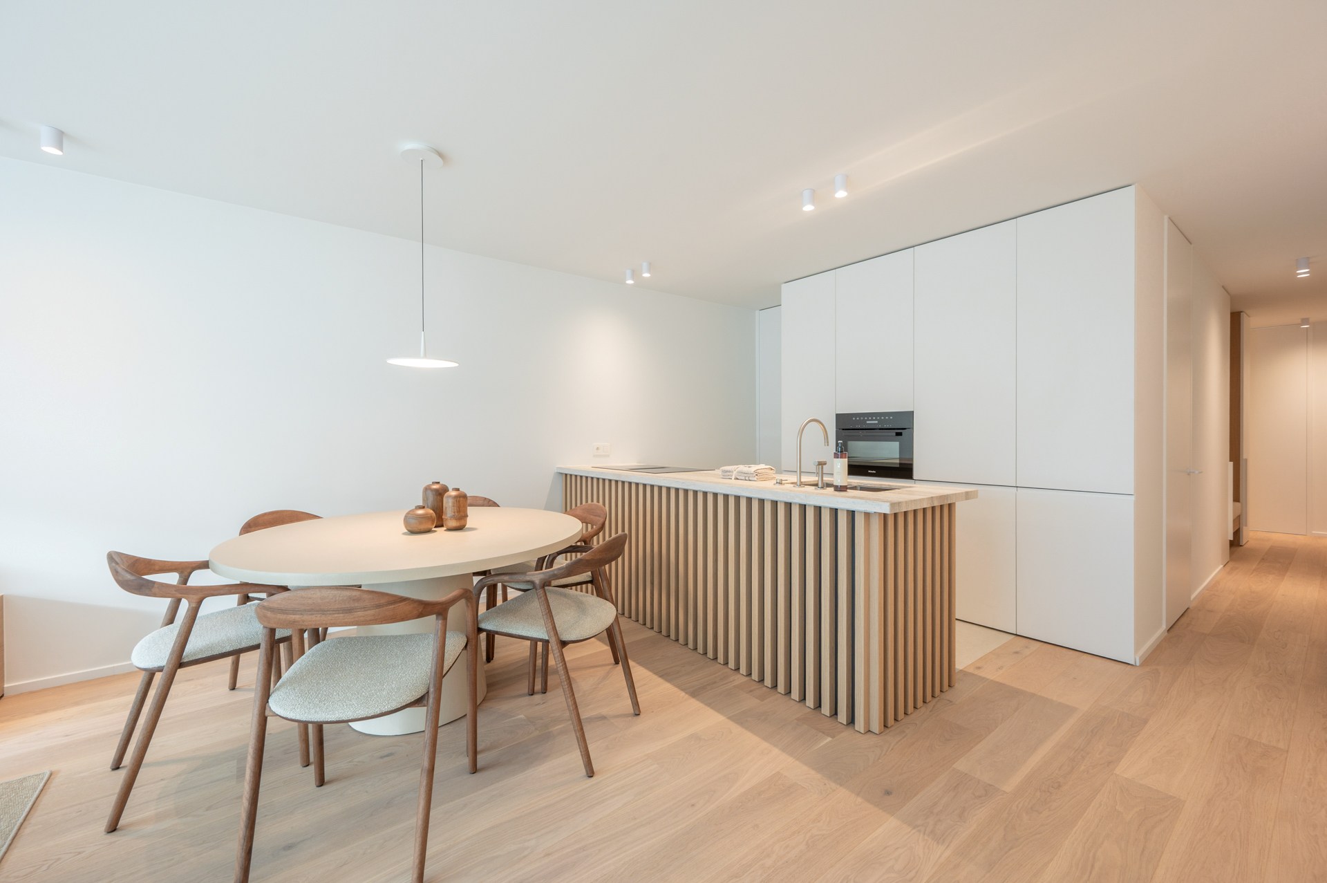 Exclusief gerenoveerd appartement met 3 slaapkamers te koop vlak bij het Albertstrand en het Lichtorenplein. 