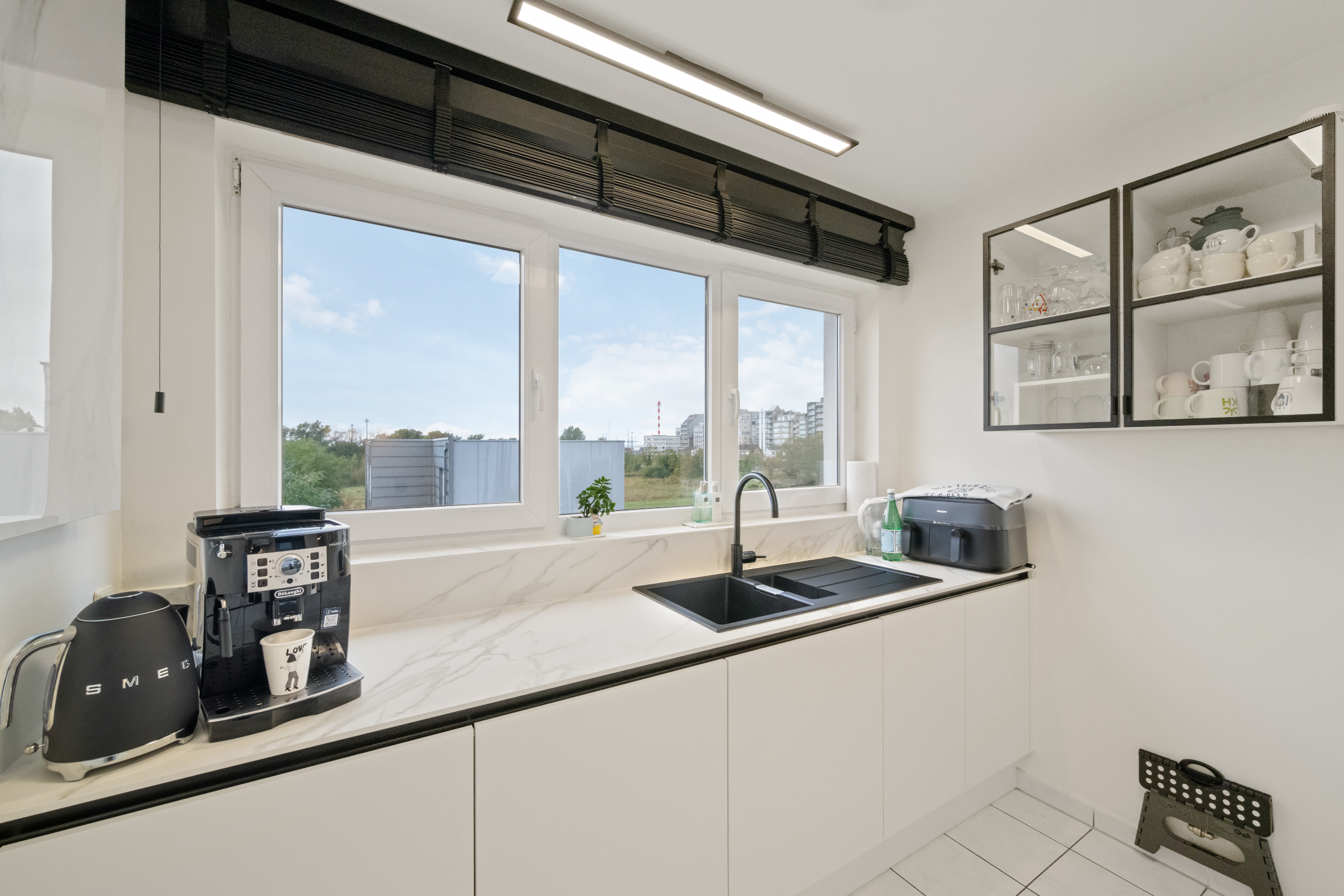 Voici la traduction en français :Grand appartement en duplex avec 2 chambres, 2 salles de bains et terrasses ensoleillées, près de la digue de Heist (possibilité d'offre d'un garage intégré). 