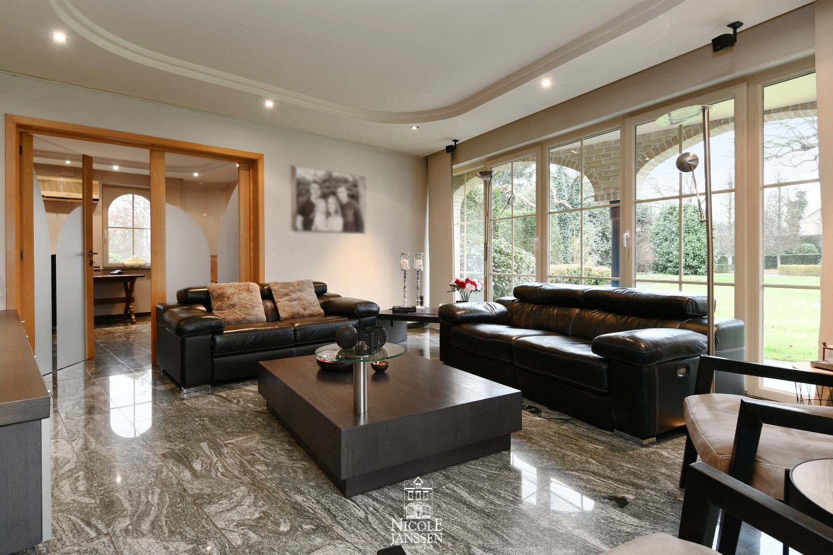 Granieten vloer die tevens op het volledig gelijkvloers terug te vinden is