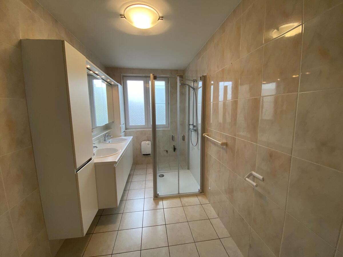 Uitstekend gelegen, ruim woonappartement met groot zonneterras 