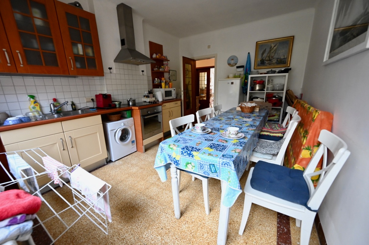 ONGEMEUBELD - Gelijkvloers-appartement met tuin op wandelafstand van de Lippenslaan. 