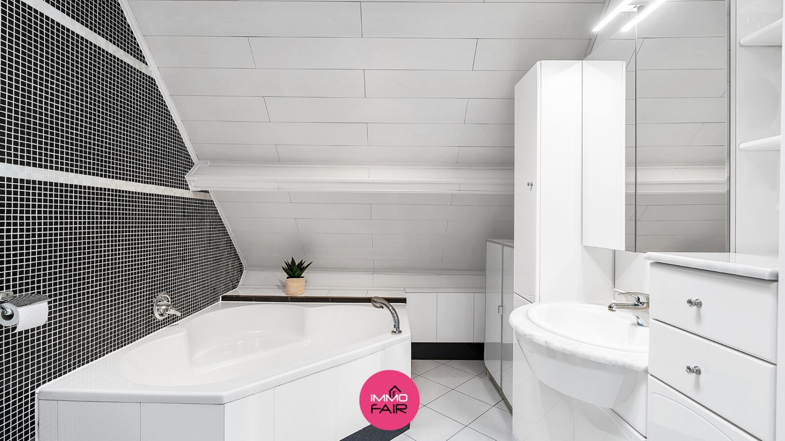 Ruim duplex appartement in kleinschalige residentie op toplocatie in Maasmechelen 