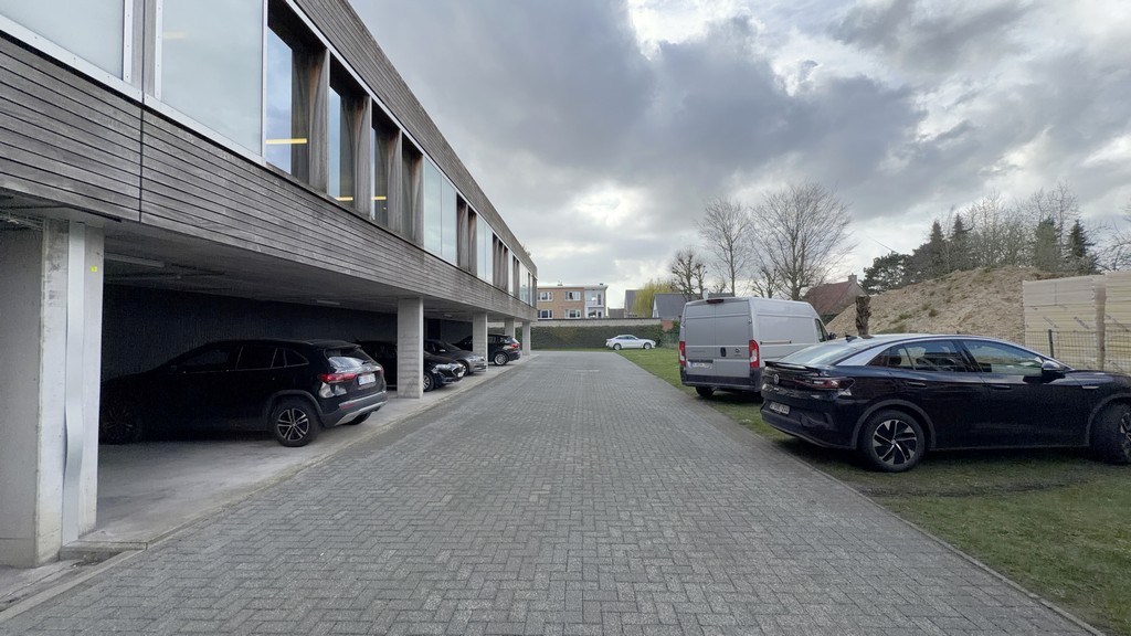 Modern kantoorgebouw te koop nabij oprit R4 te Wondelgem