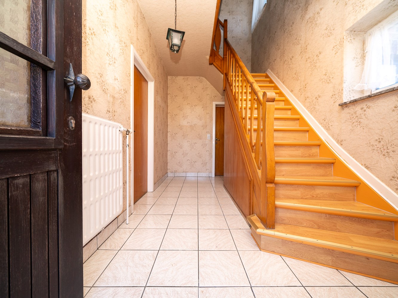 Knappe te renoveren gezinswoning met veel potentieel 