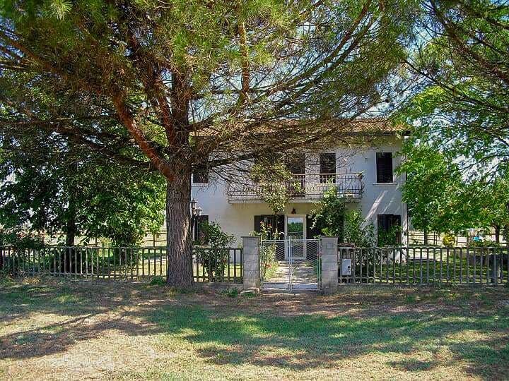 Landelijke hoeve met paardenfaciliteiten op ca. 1,3ha te Riva del Po (Noord-Italië) 