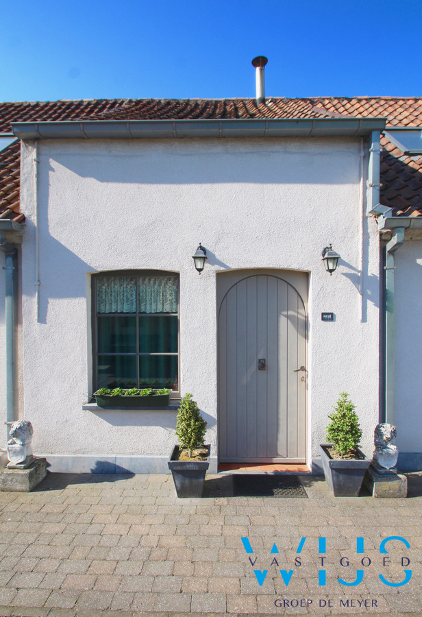 Fenomenaal gelegen Hoeve met bijgebouwen te Assenede ! 
