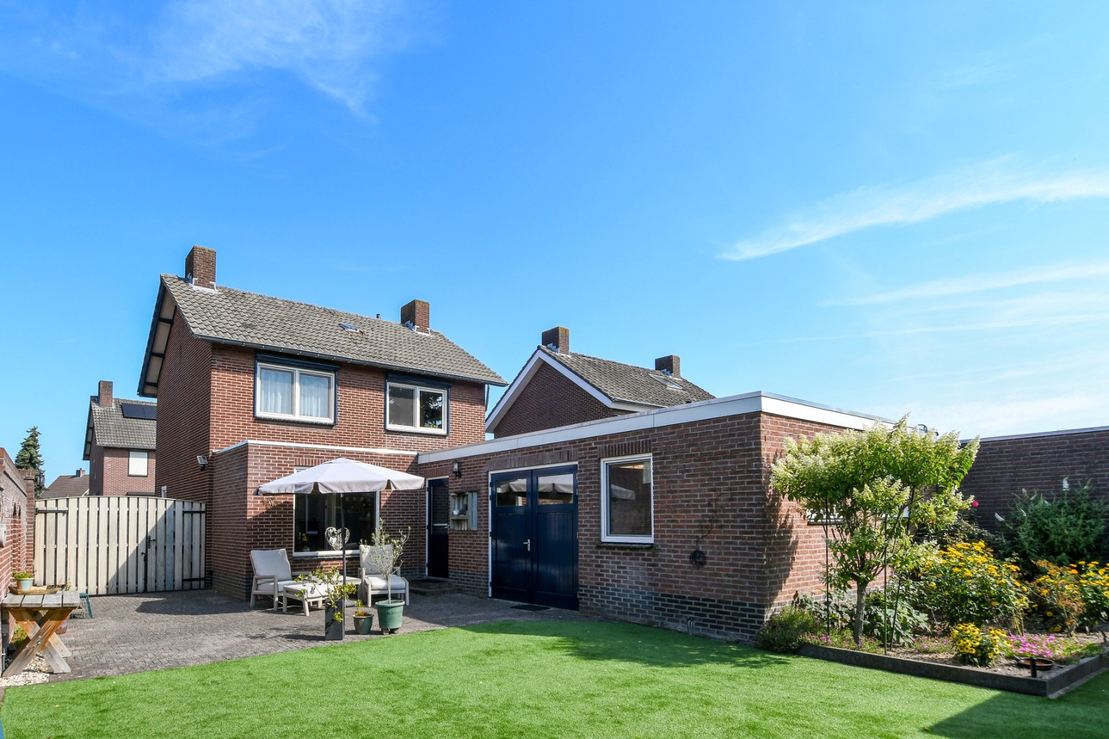 Verrassend ruim geschakeld/vrijstaand woonhuis met vier slaapkamers, inpandige garage en tuin met volop privacy in hartje Koningslust 