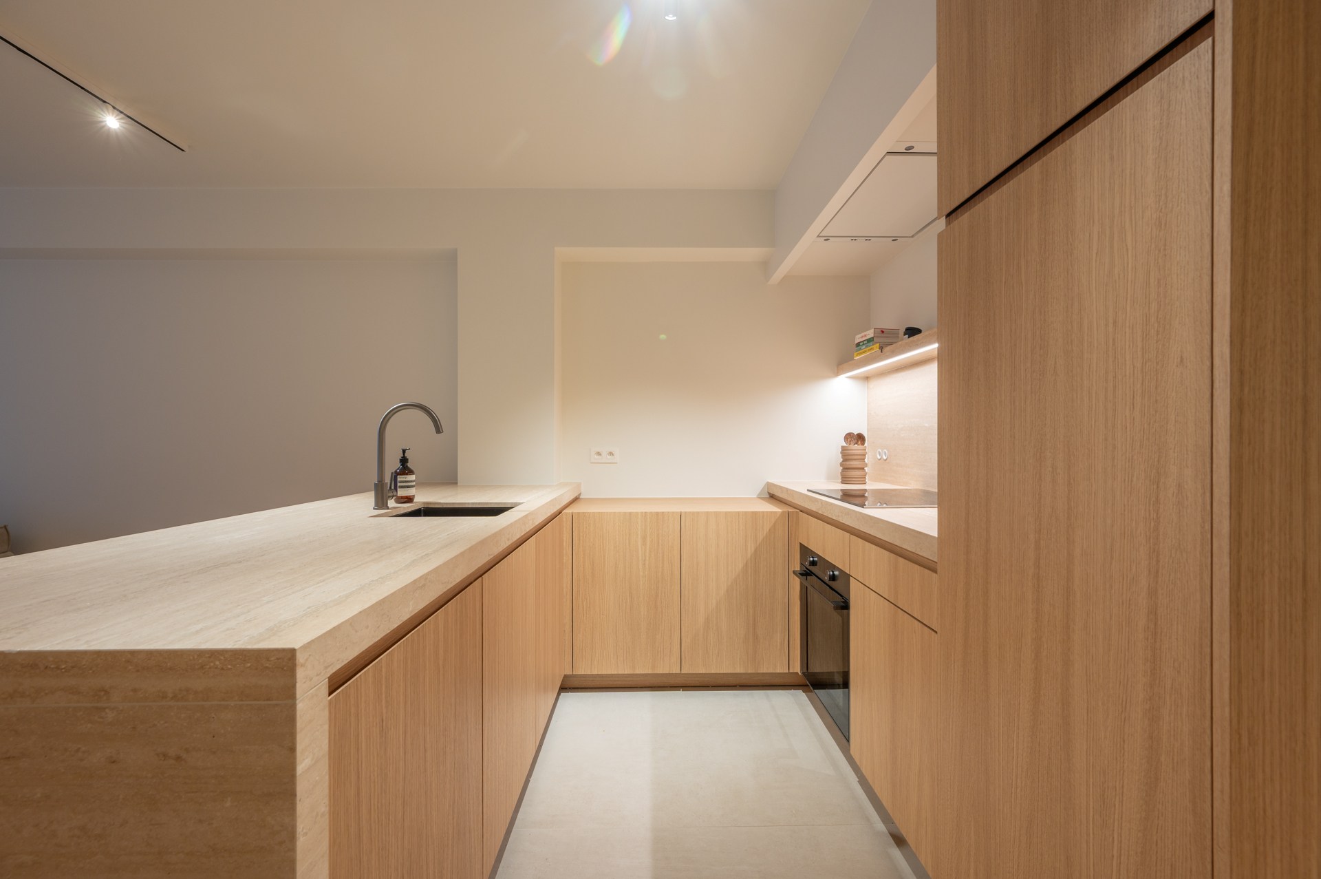 Prachtig gerenoveerd 2 slaapkamerappartement met zijdelings zeezicht centraal gelegen vlakbij de Lippenslaan te Knokke 