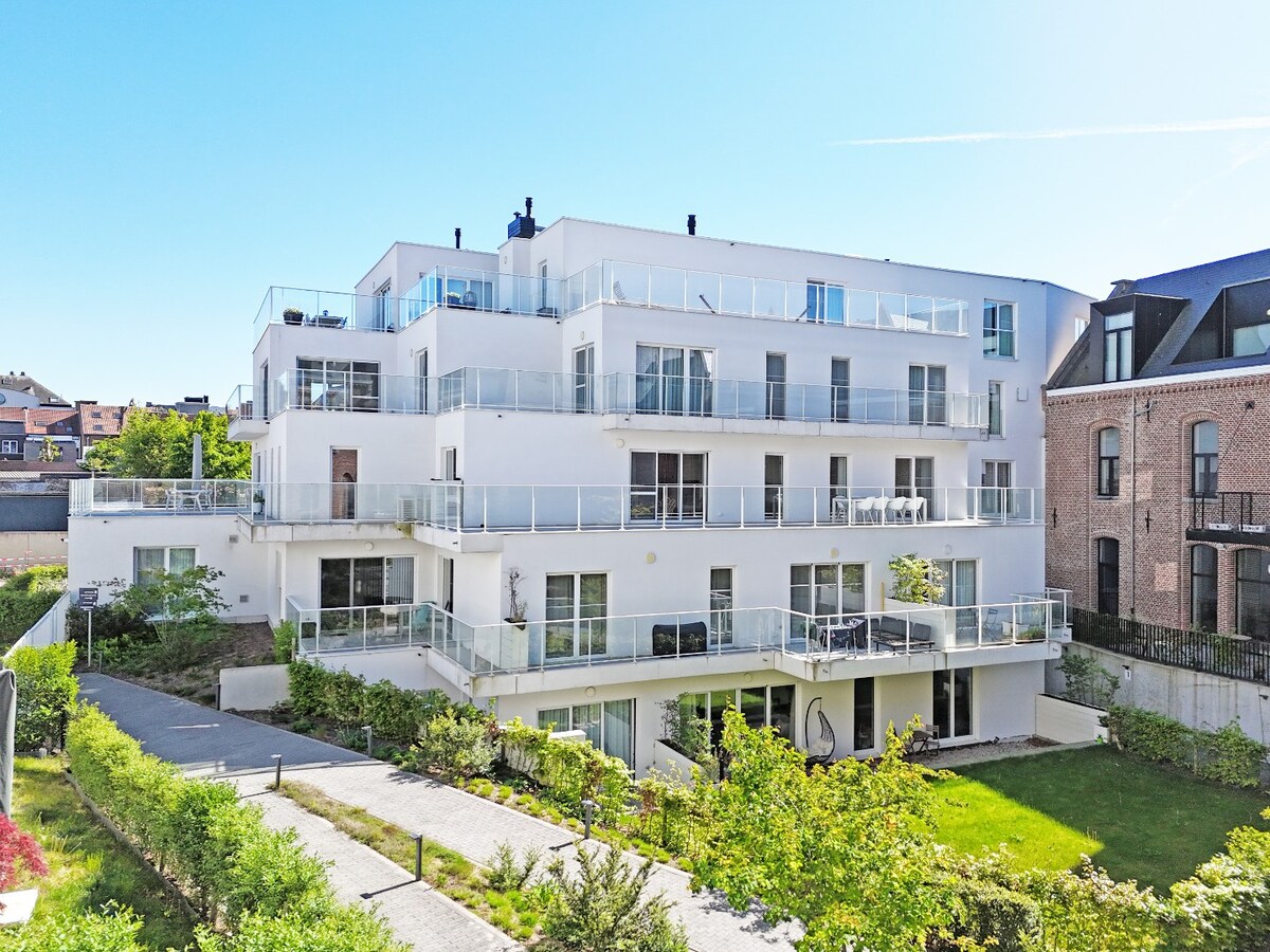 Nieuw appartement met riant terras en garage te centrum Zottegem 