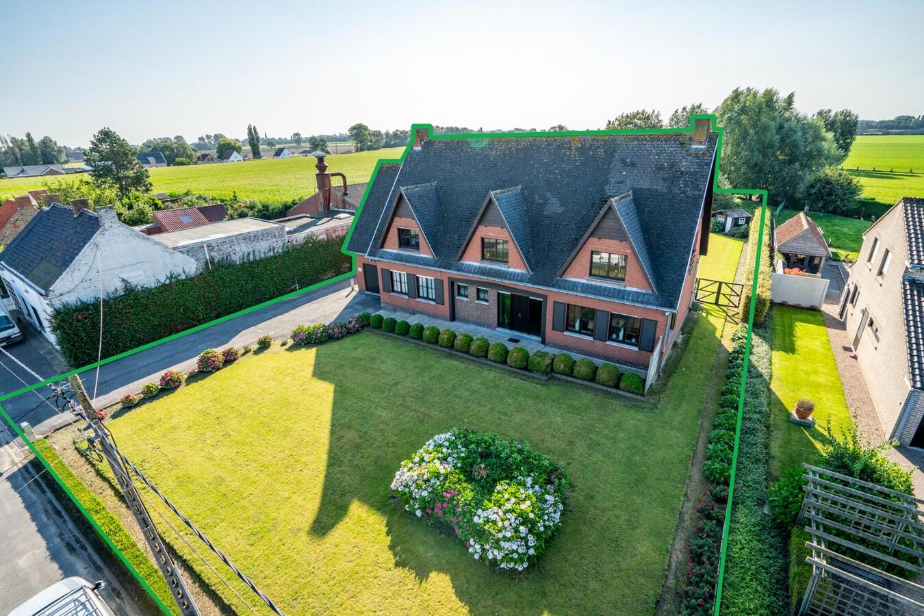 Grote woning met 6 slaapkamers en atelier op 2645 m² te Koekelare 