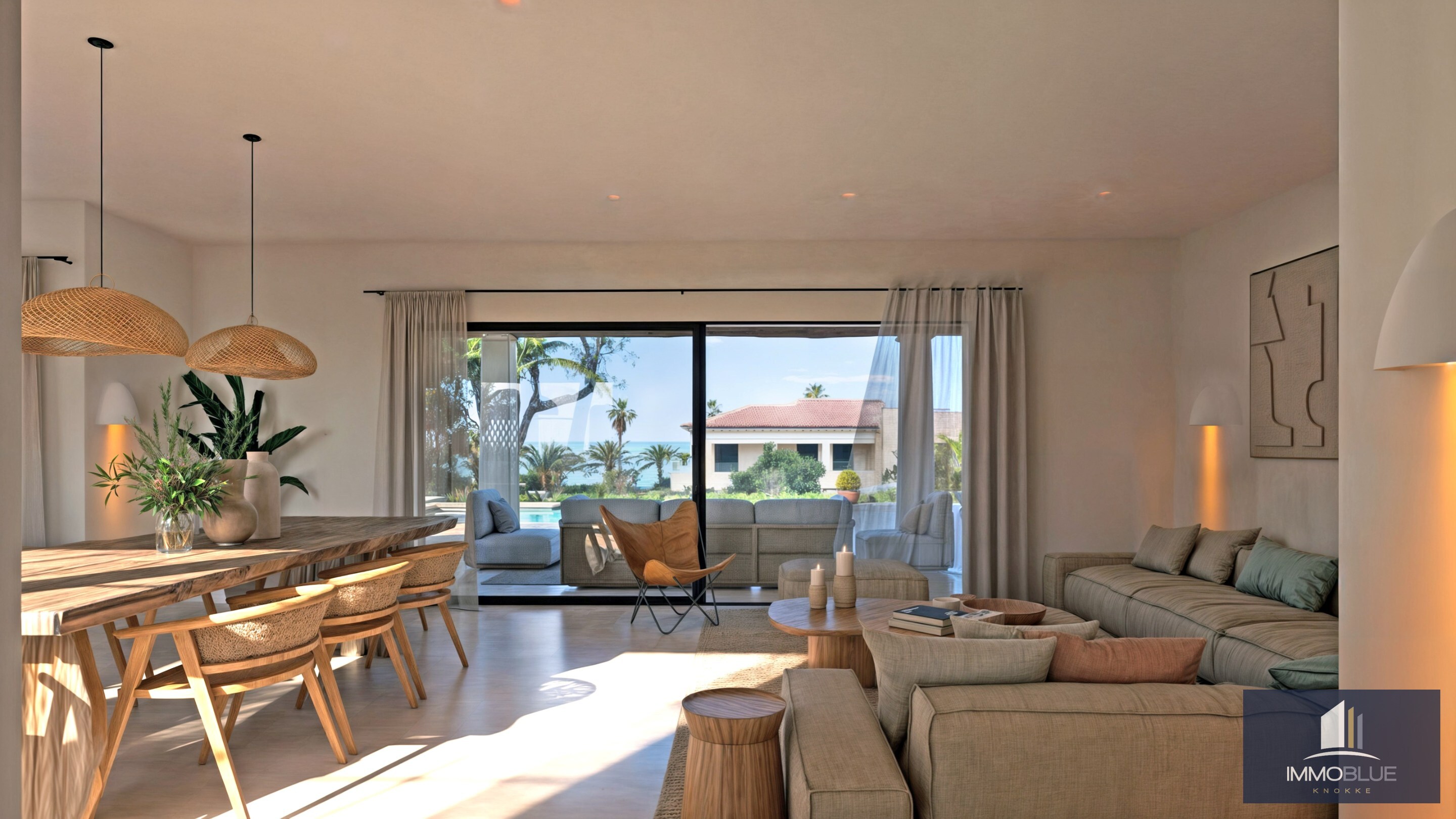 Villaproject in Ibiza-stijl, gelegen op een paar meter van de zee. 