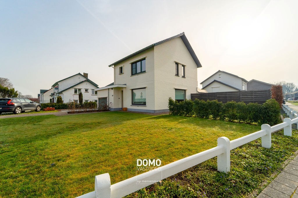 VOLLEDIG GERENOVEERDE OPEN BEBOUWING MET 4 SLAAPKAMERS EN GARAGE 