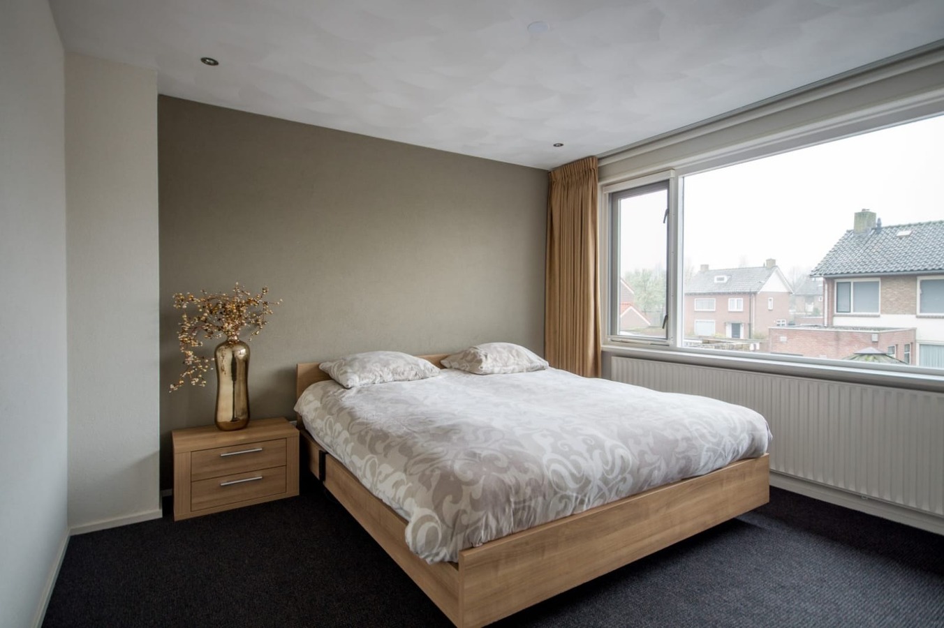 Sfeervolle en gunstig gesitueerde tweekapper met garage, berging en vrije achterom gelegen op 221 M². Deze woning ligt op loopafstand van het centrum van Hilvarenbeek. 