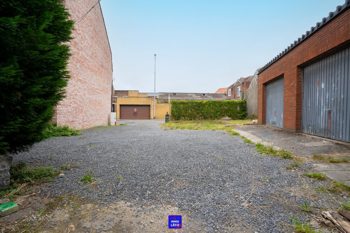 Immeuble de rapport : Maison, entrepôt, double garage et grand parking, excellent potentiel ! 