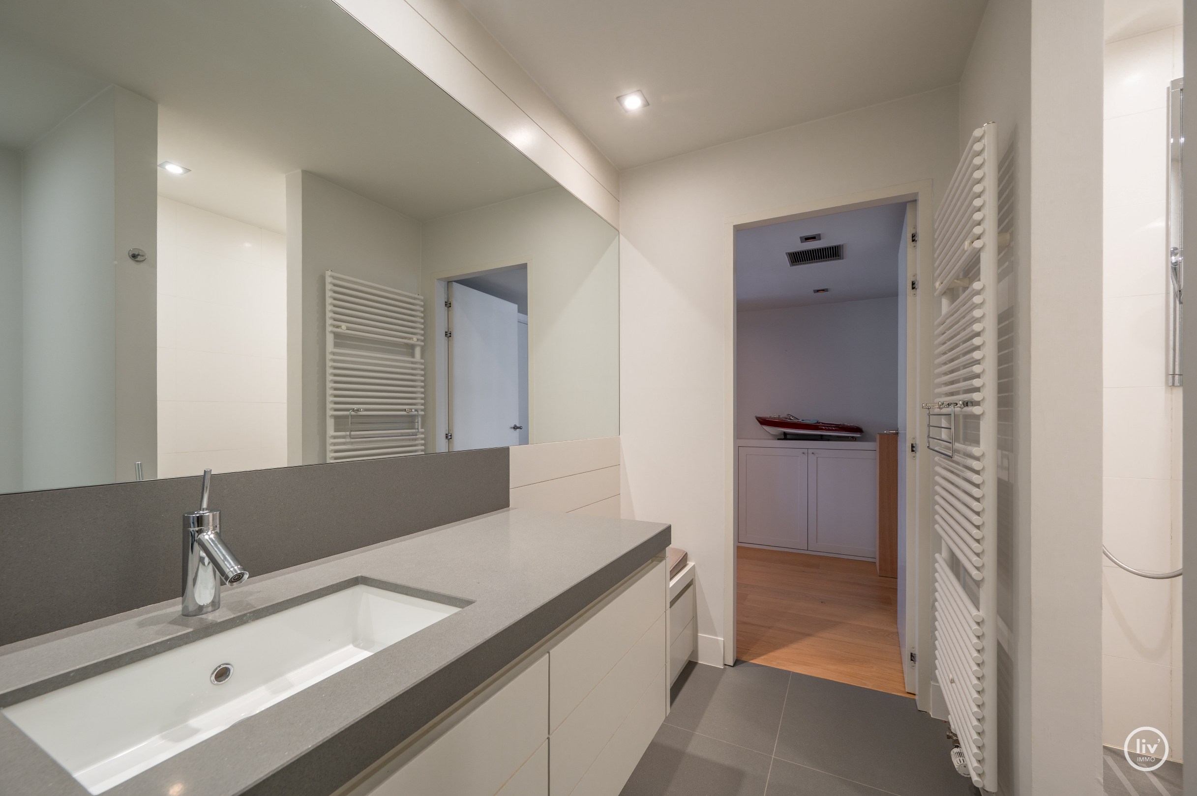 Récente mezzanine de 292 m2 située au centre avec de grandes terrasses, située dans la Vanbunnenlaan à Knokke. 