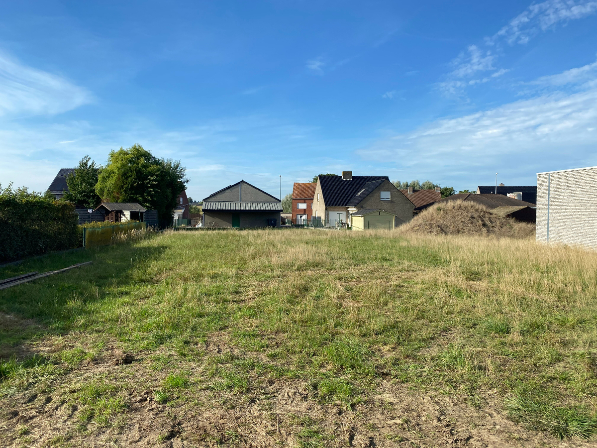 Mooi gelegen stuk bouwgrond voor open bebouwing zonder bouwverplichting. 