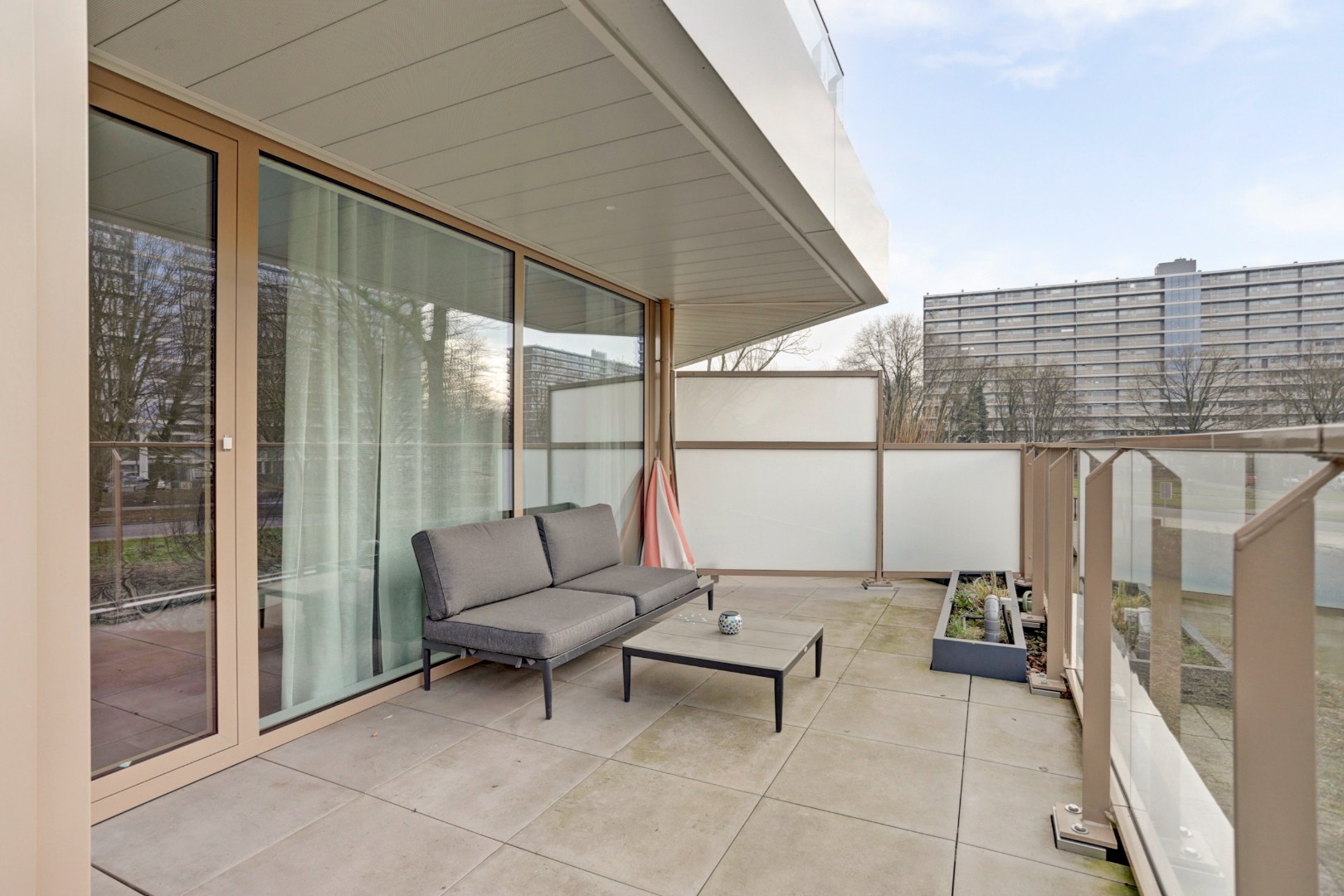 Modern en energiezuinig appartement (A++) met ruim terras op het westen, eigen parkeerplaats, fraaie keuken, badkamer en gelegen op eigen grond. 