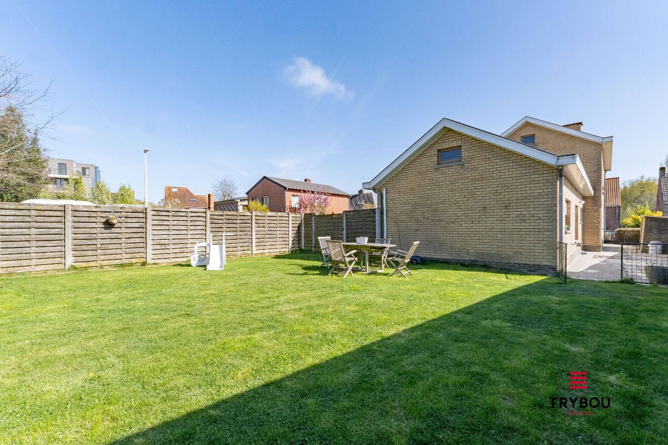 Instapklare gezinswoning met garage en prachtige tuin in rustige straat 