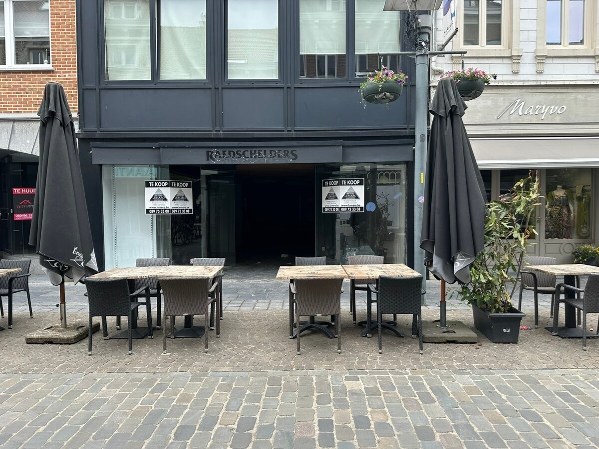 Handelsgelijkvloers, met mooie  etalage,  grote kelder 