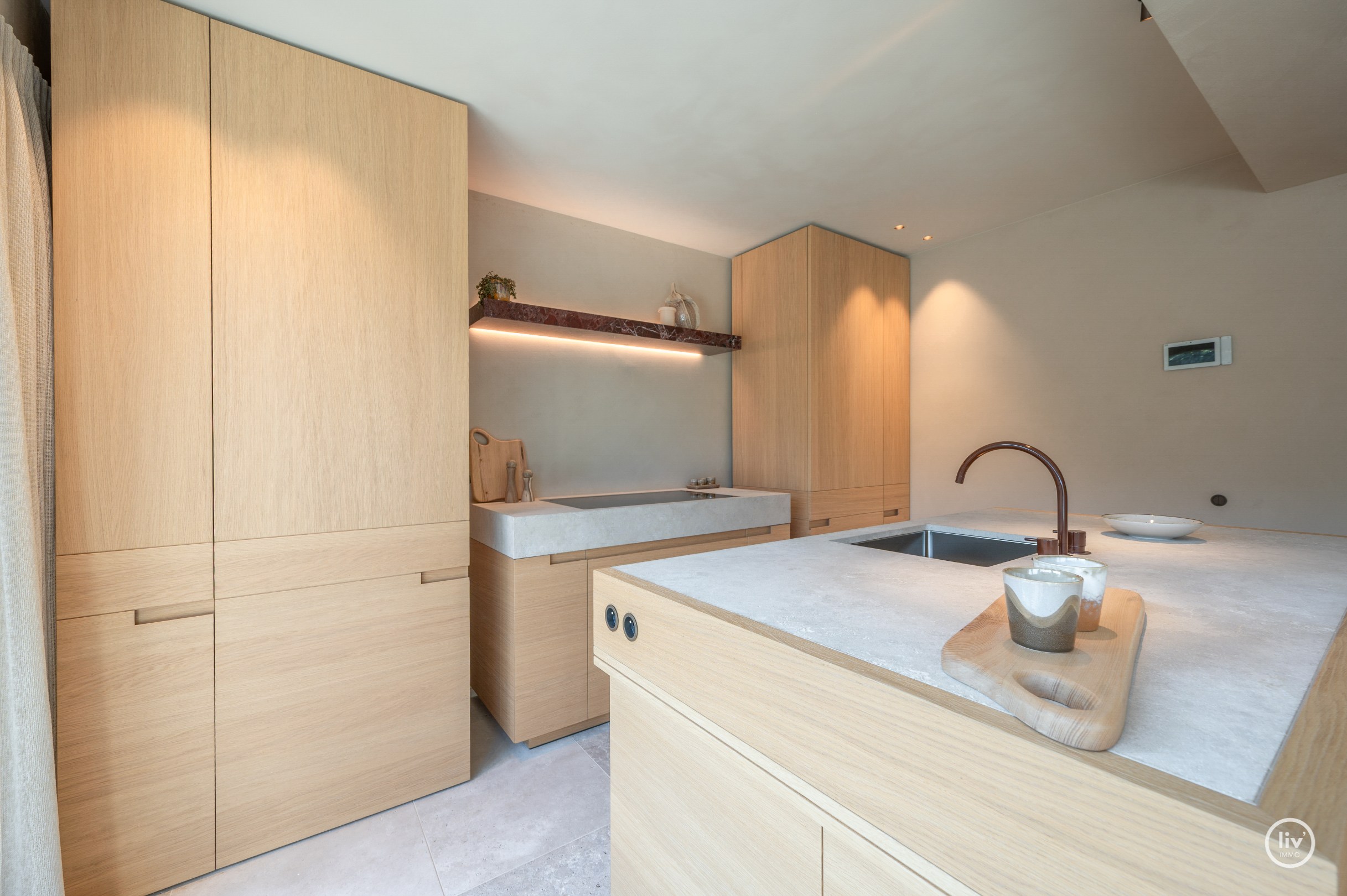 Luxe, comfort kortom een prachtig gerenoveerde woning in hartje Knokke. 