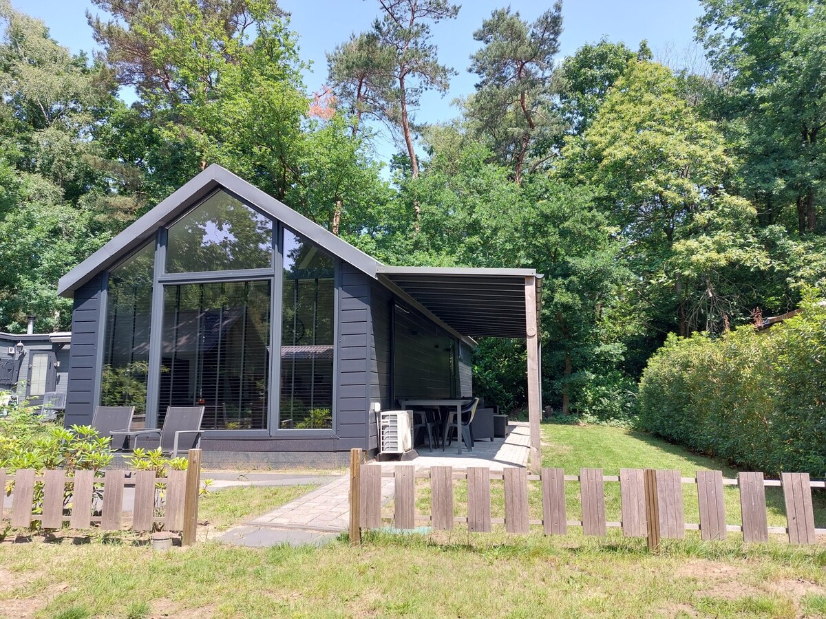 Zeer modern chalet met berging en 2 slaapkamers op park Kempenbos. 