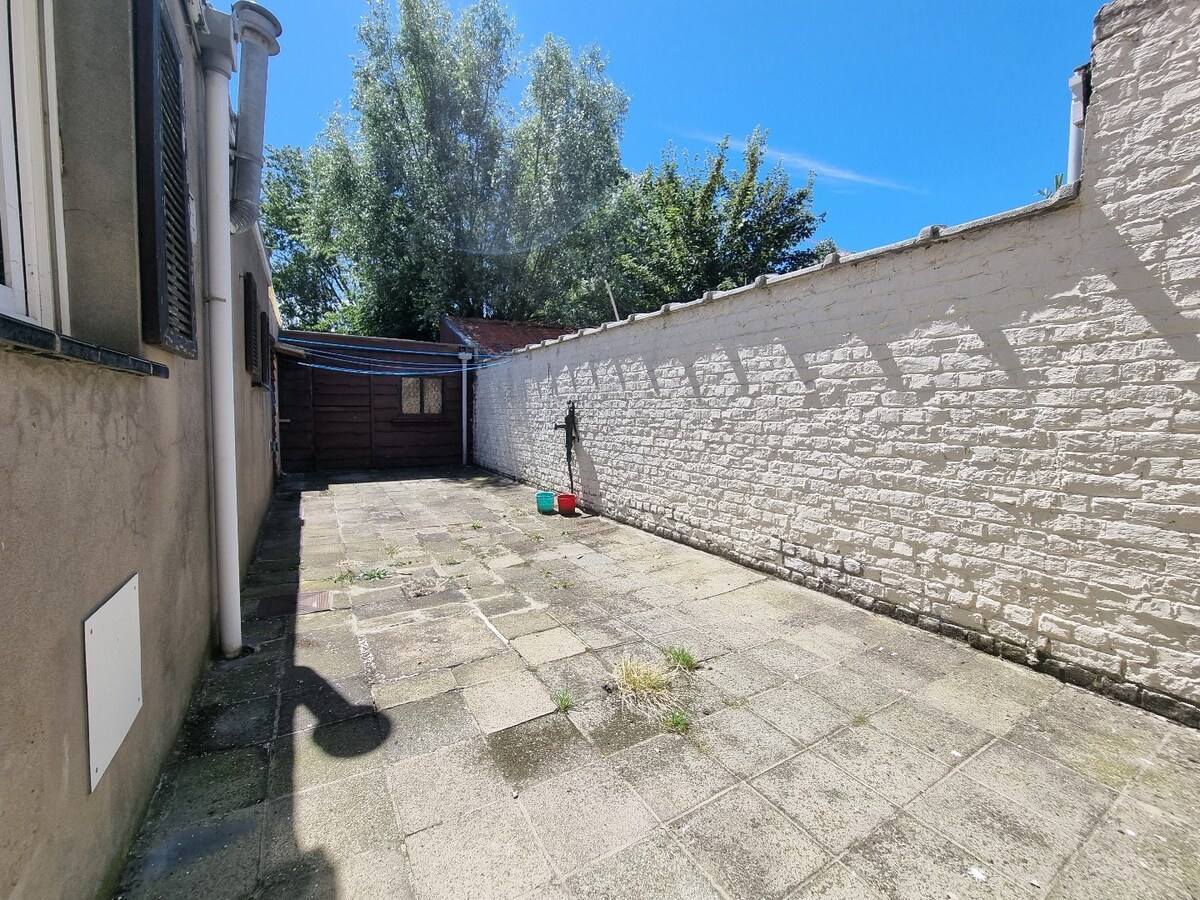 Te moderniseren woning op centrale ligging te Heist 