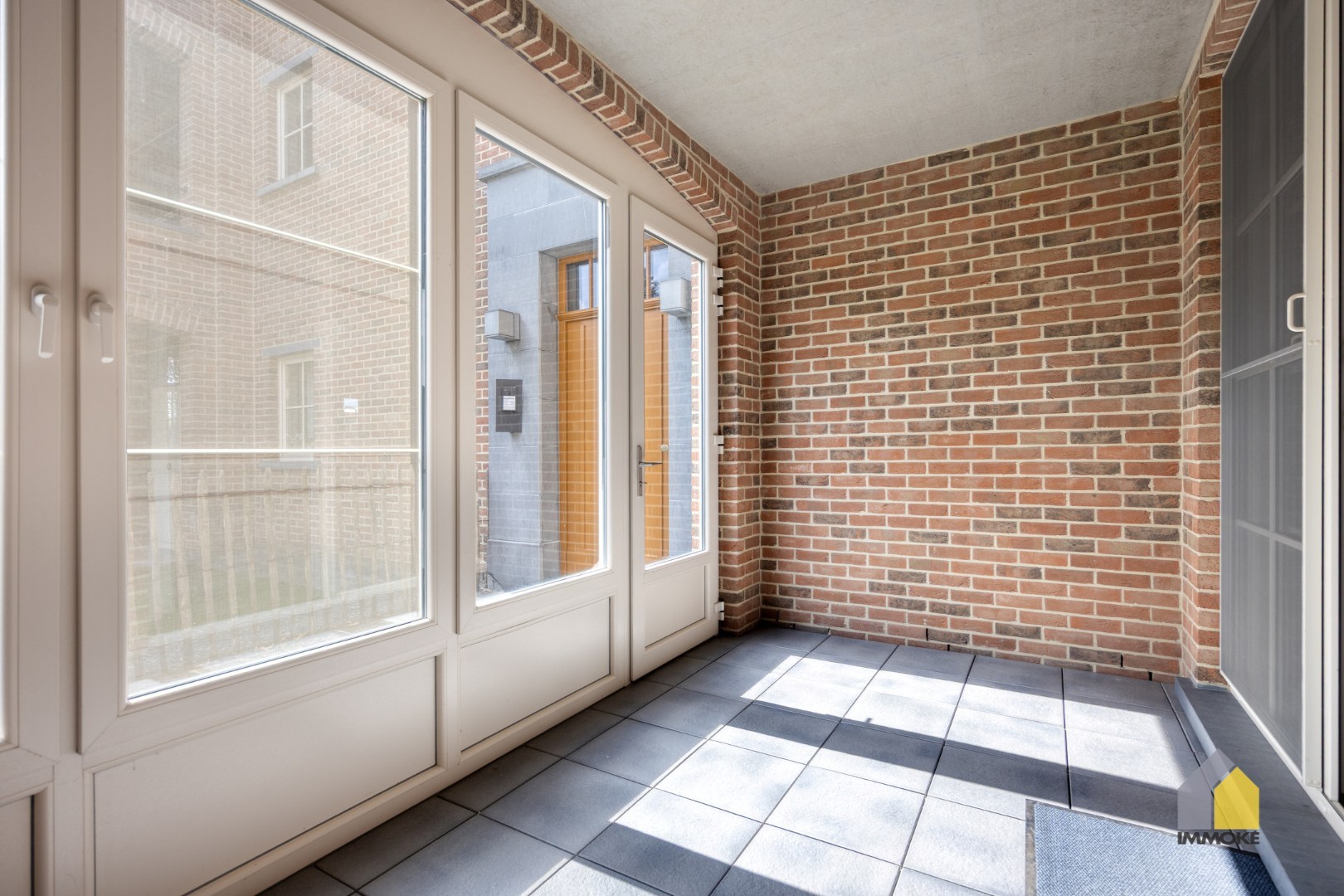 Gelijkvloers appartement met 2 slpks, stadstuin en autostaanplaats. 