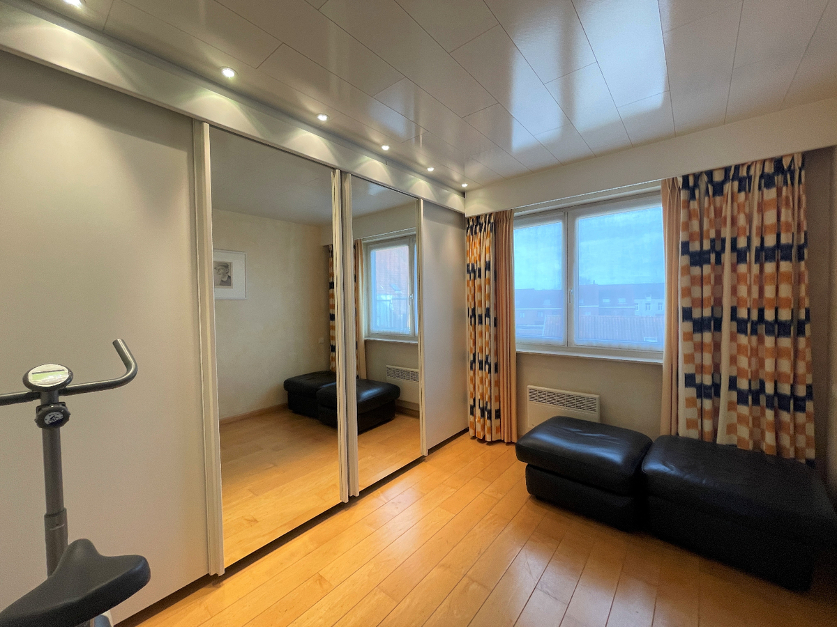 Ruim appartement met twee slaapkamers en garage te centrum Roeselare 