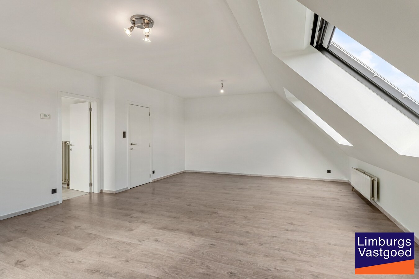 Recent gerenoveerd Duplex appartement met 3 slaapkamers en garagebox in het centrum van Hasselt. 