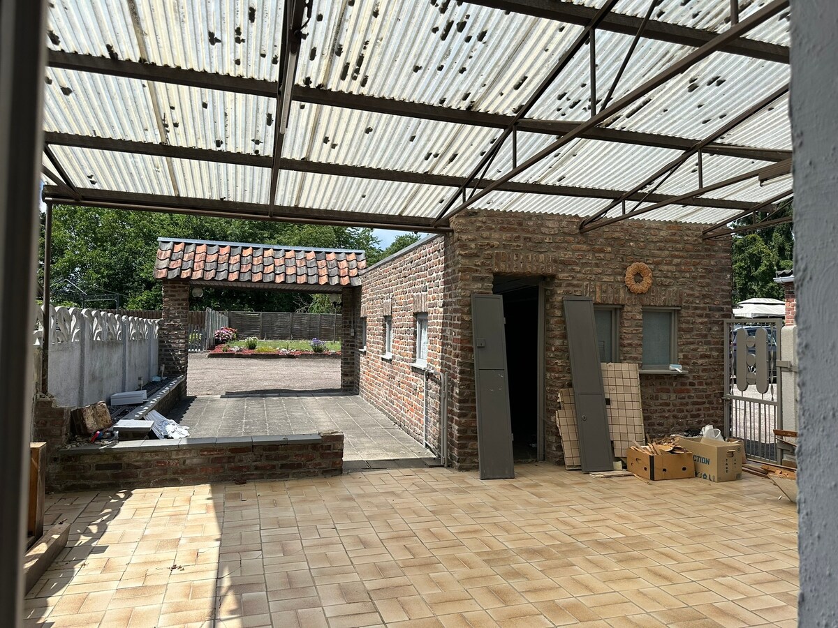 Charmant Leut : te renoveren woning met 3 slaapkamers, terras, tuin, garage, berging. 