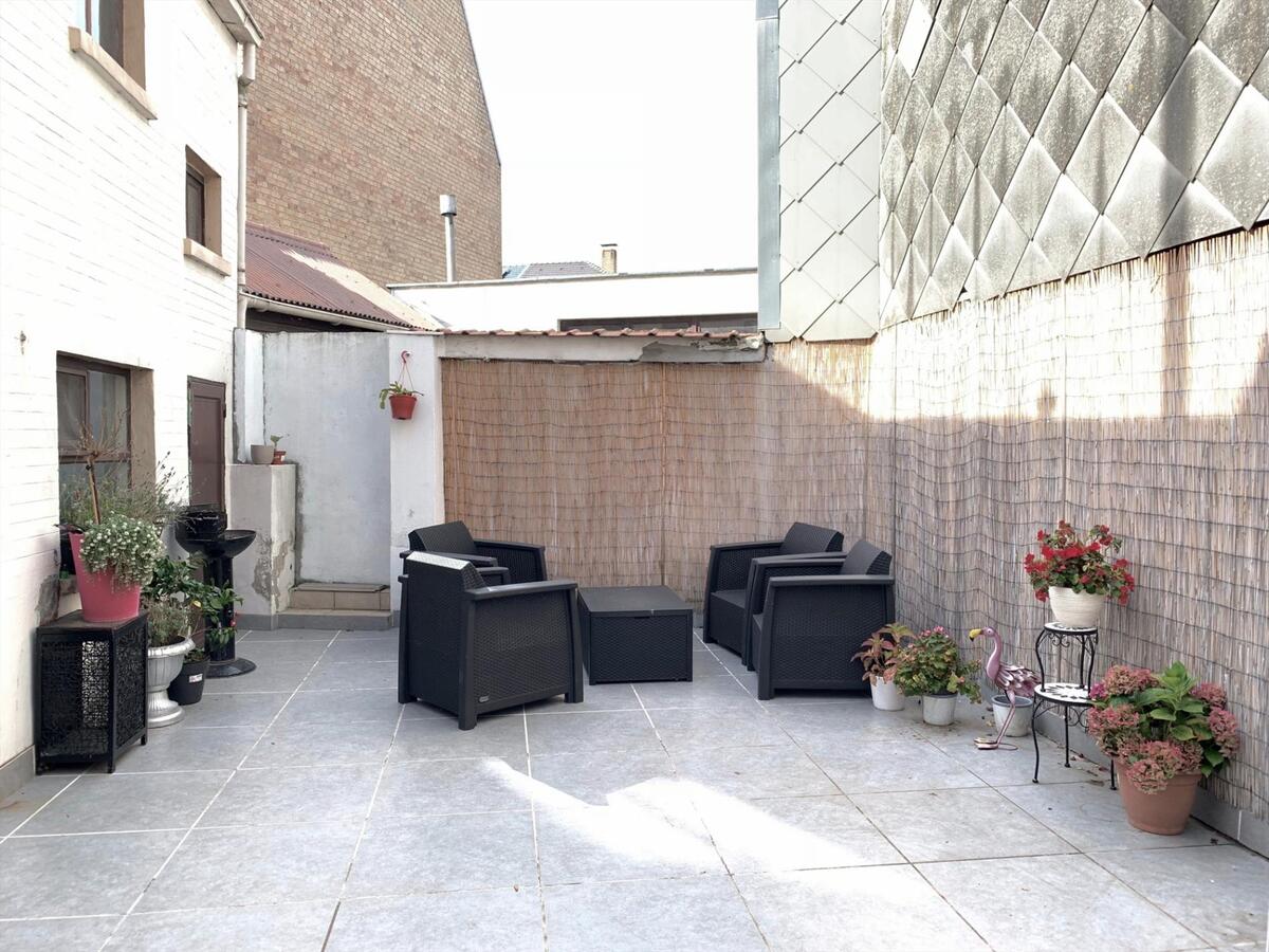 GERENOVEERDE WONING MET GARAGE EN ZONNETERRAS TE BREDENE DORP 