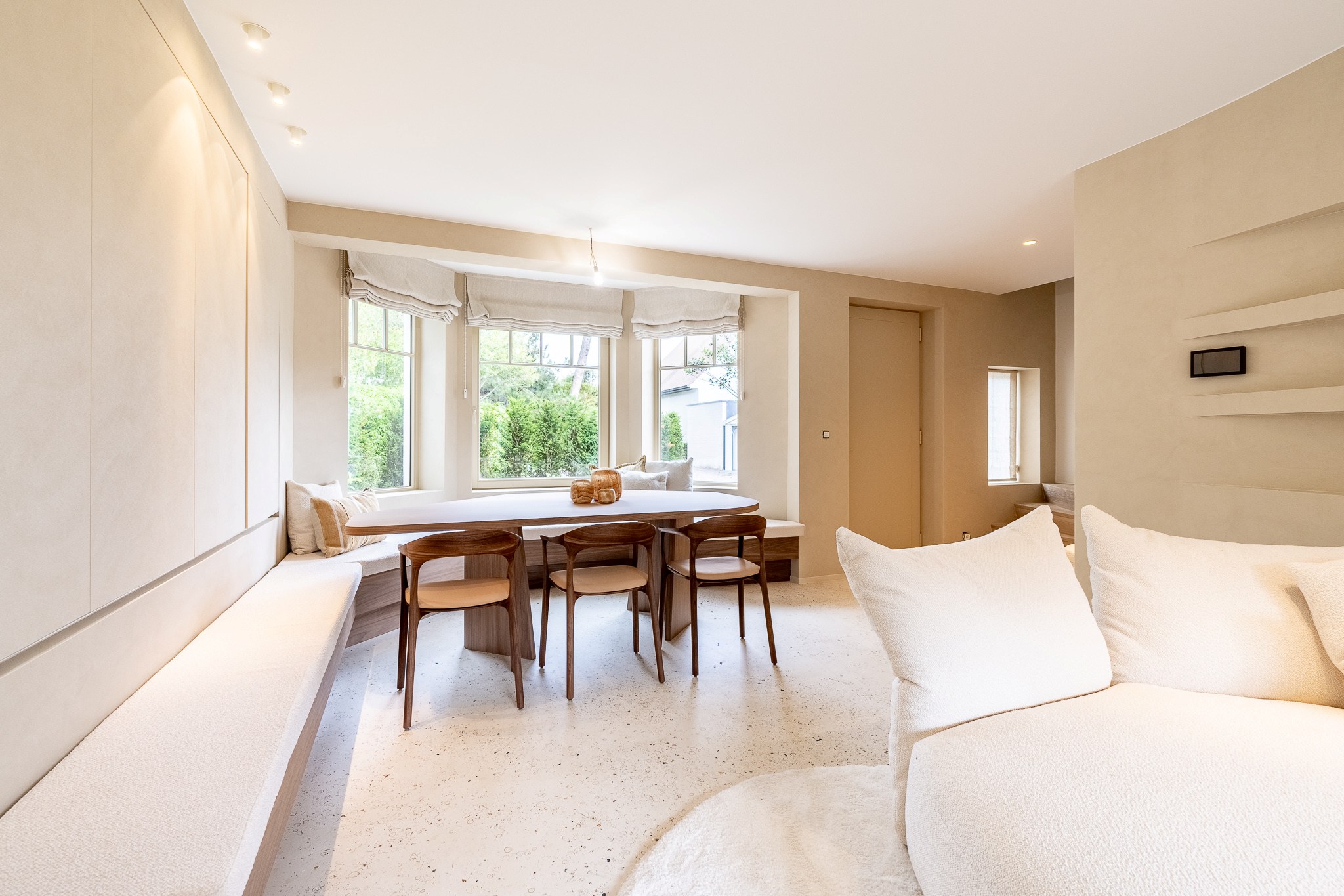 Très luxueuse et charmante villa jumelée rénovée, située à proximité du centre commercial de Knokke. 