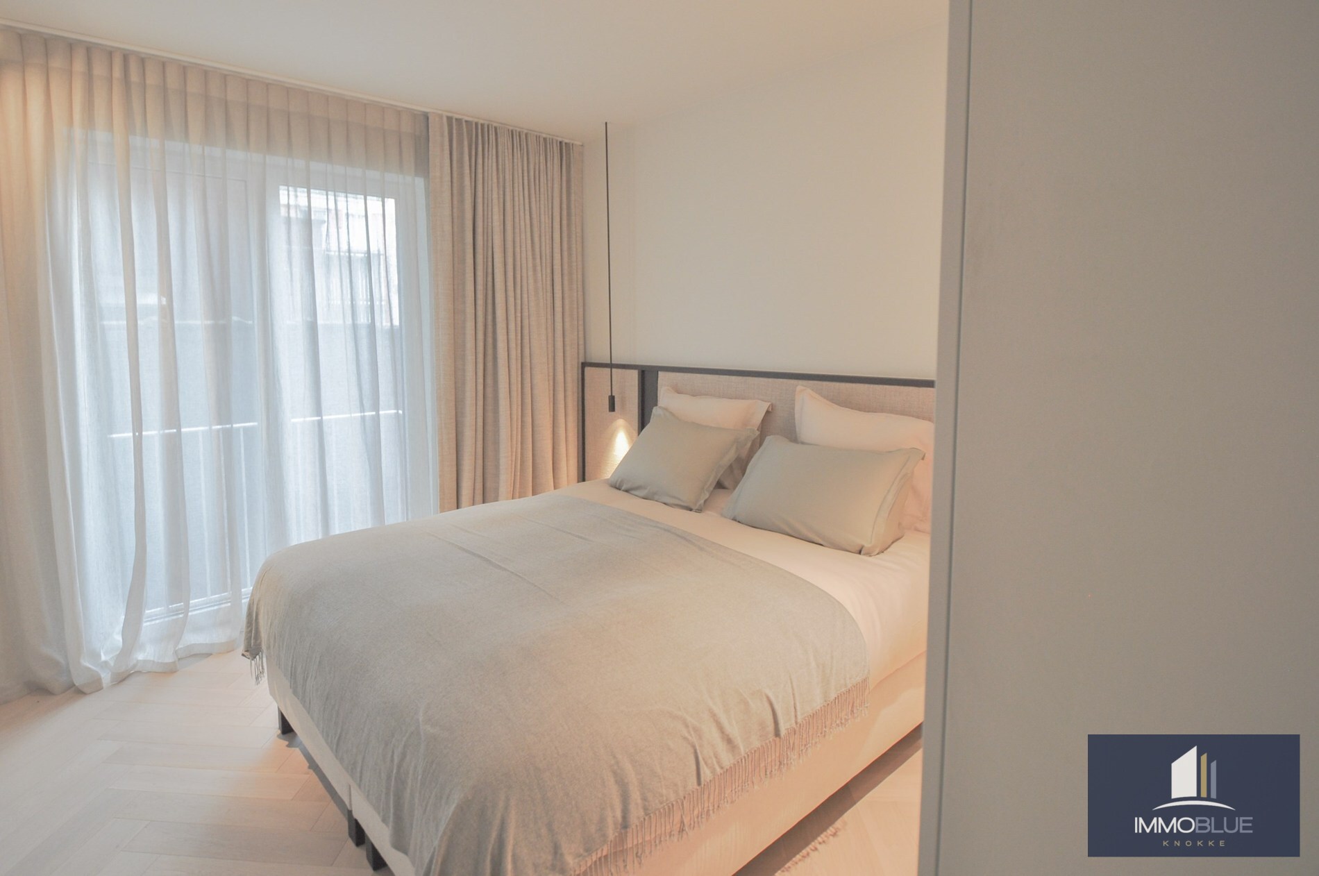 Uitzonderlijk, tijdloos volledig gerenoveerd appartement met een open zicht . 