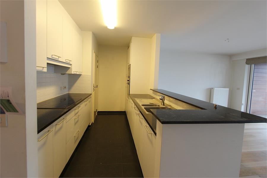 Non-meublé - Grand appartement résidentiel avec une belle vue dégagée, situé en plein centre près de l'avenue Lippens. 