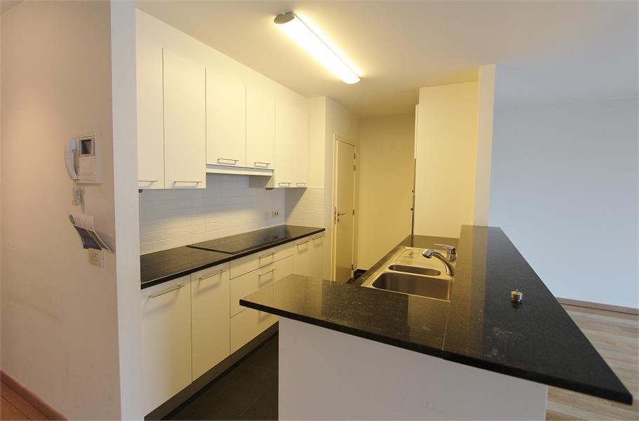 Non-meublé - Grand appartement résidentiel avec une belle vue dégagée, situé en plein centre près de l'avenue Lippens. 