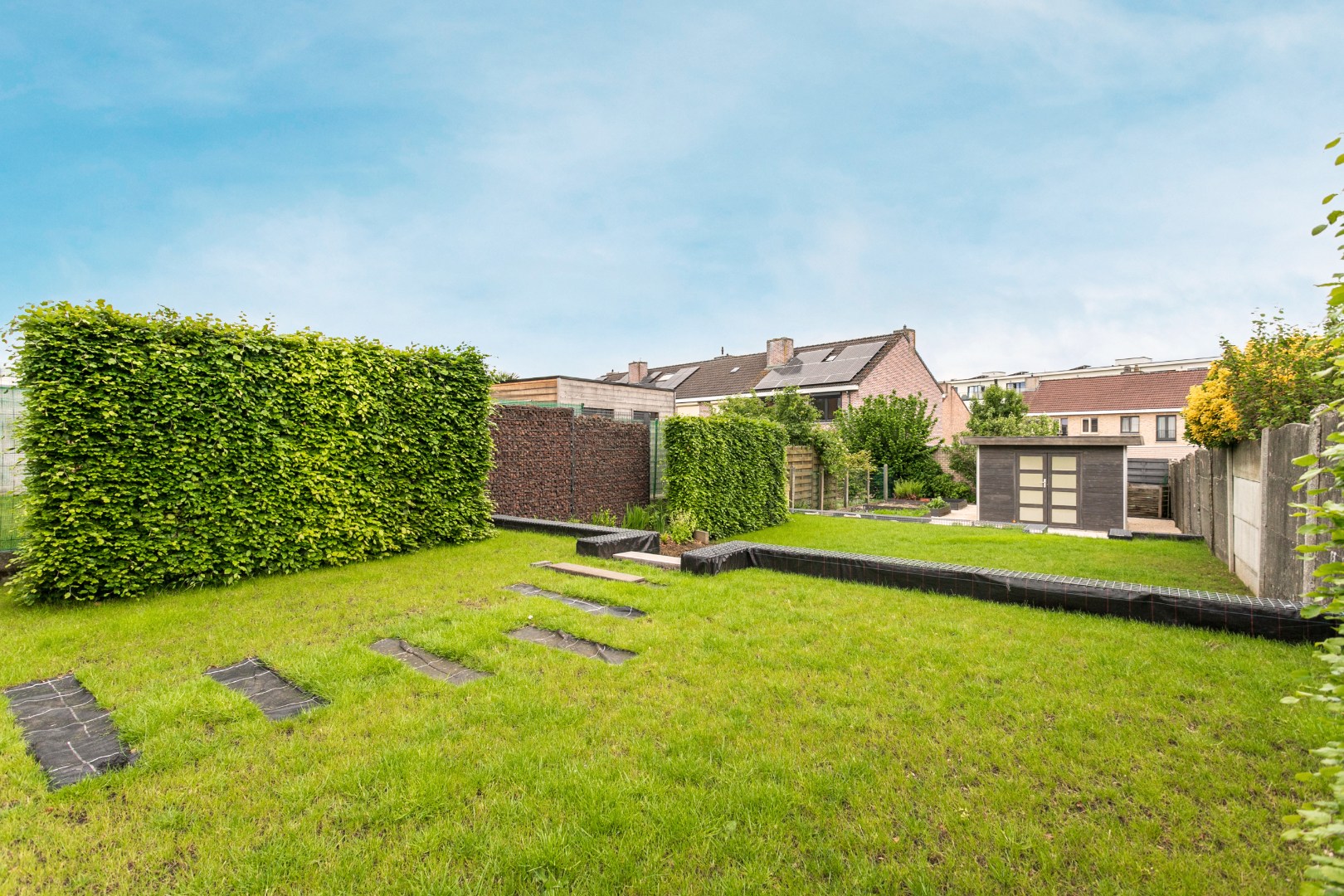 Deels gerenoveerde woning met tuin en garage op gunstige ligging te Halle 