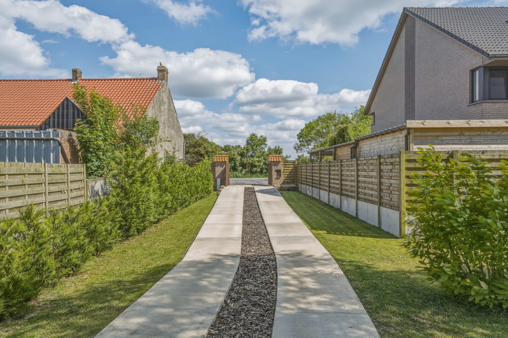 Alleenstaande woning op ruim perceel met vernieuwd woongedeelte en loods (80 m²) 