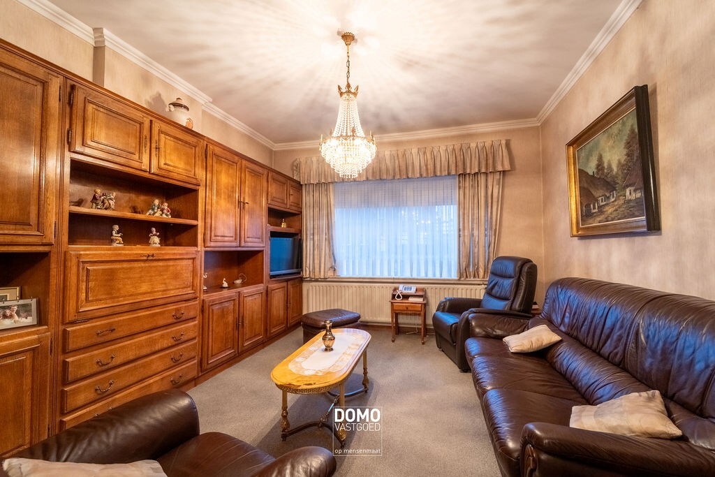 Halfopen bebouwing met grote tuin en 3 slaapkamers 