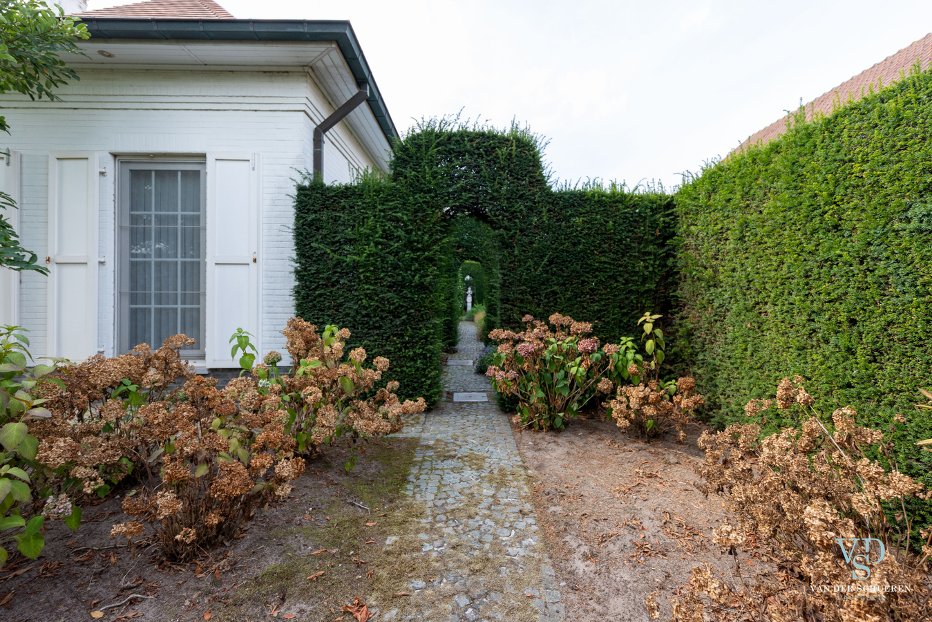 Lichtrijke, stijlvolle villa  (EPC van 254 !). 