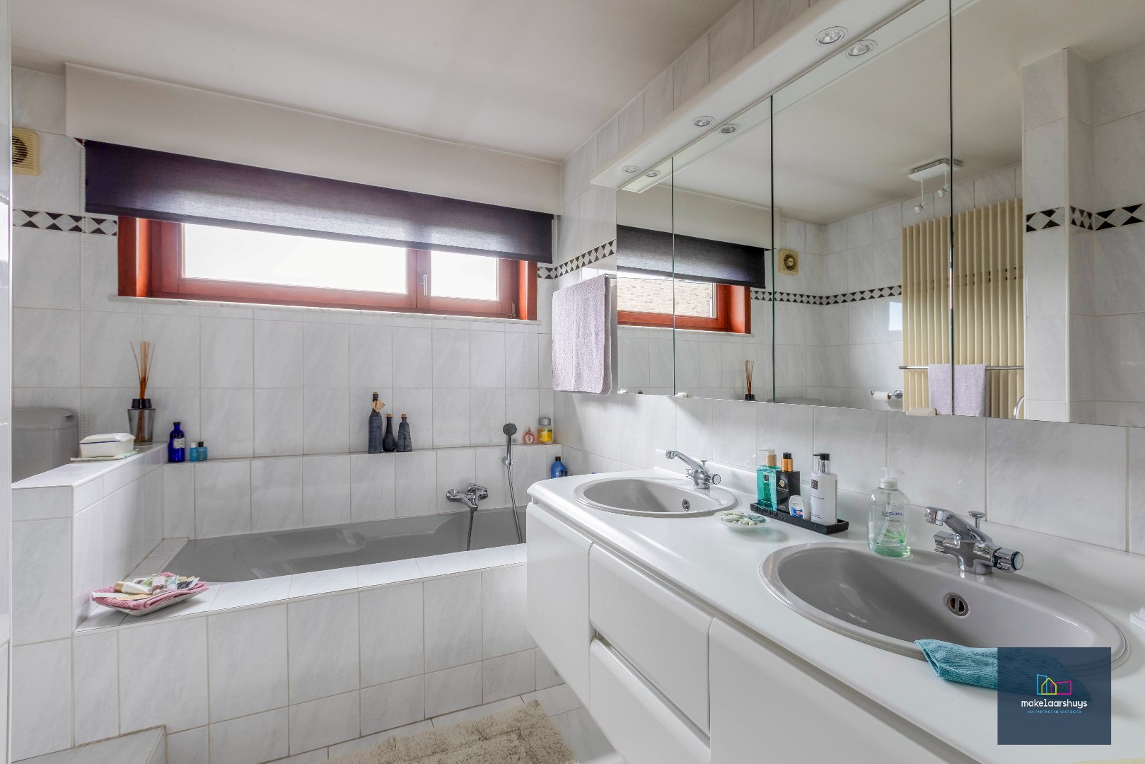 Stijlvolle HOB met 4 slpkamers, bureau en dubbele garage. 