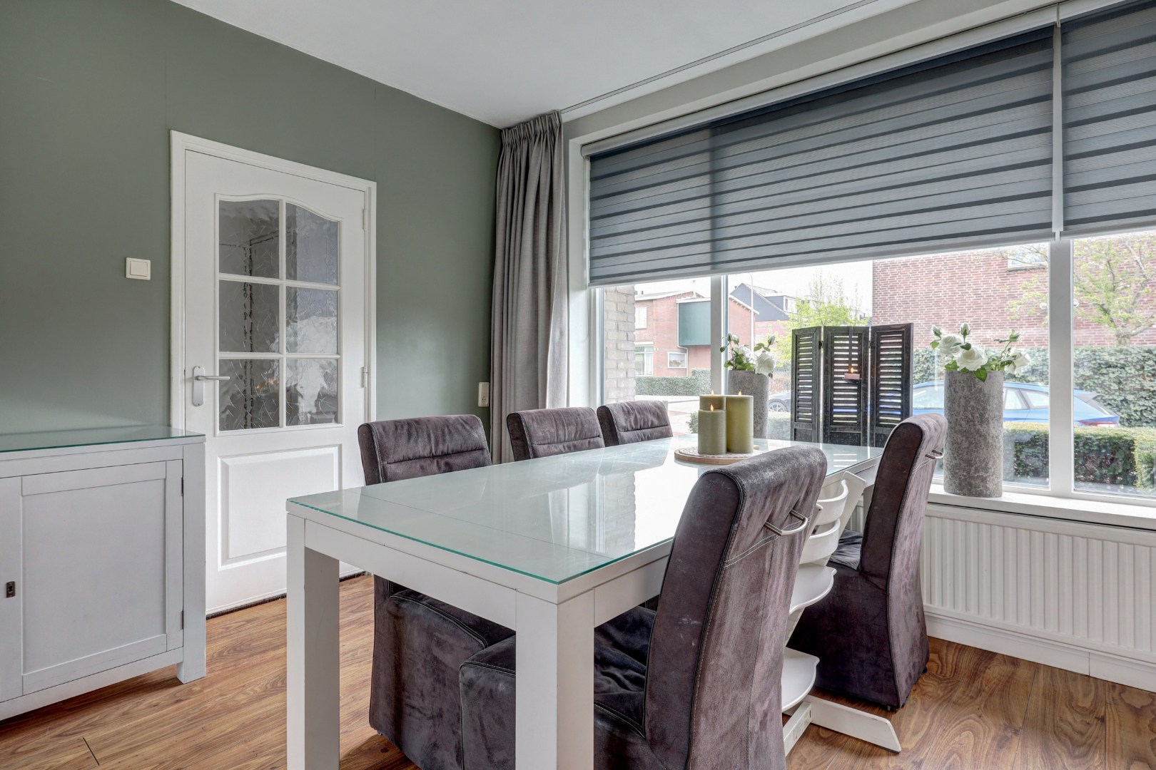 Lichte 4-kamer tussenwoning met eigen garage, 3 slaapkamers, onderhoudsvriendelijke tuin met berging en gelegen op eigen grond! 