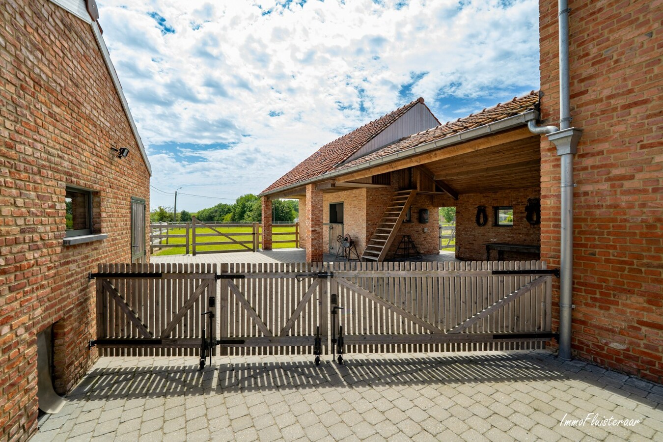 Unieke, gerenoveerde hoevewoning met paardenfaciliteiten, bijgebouwen, uitzonderlijk potentieel en zeer bereikbare ligging 