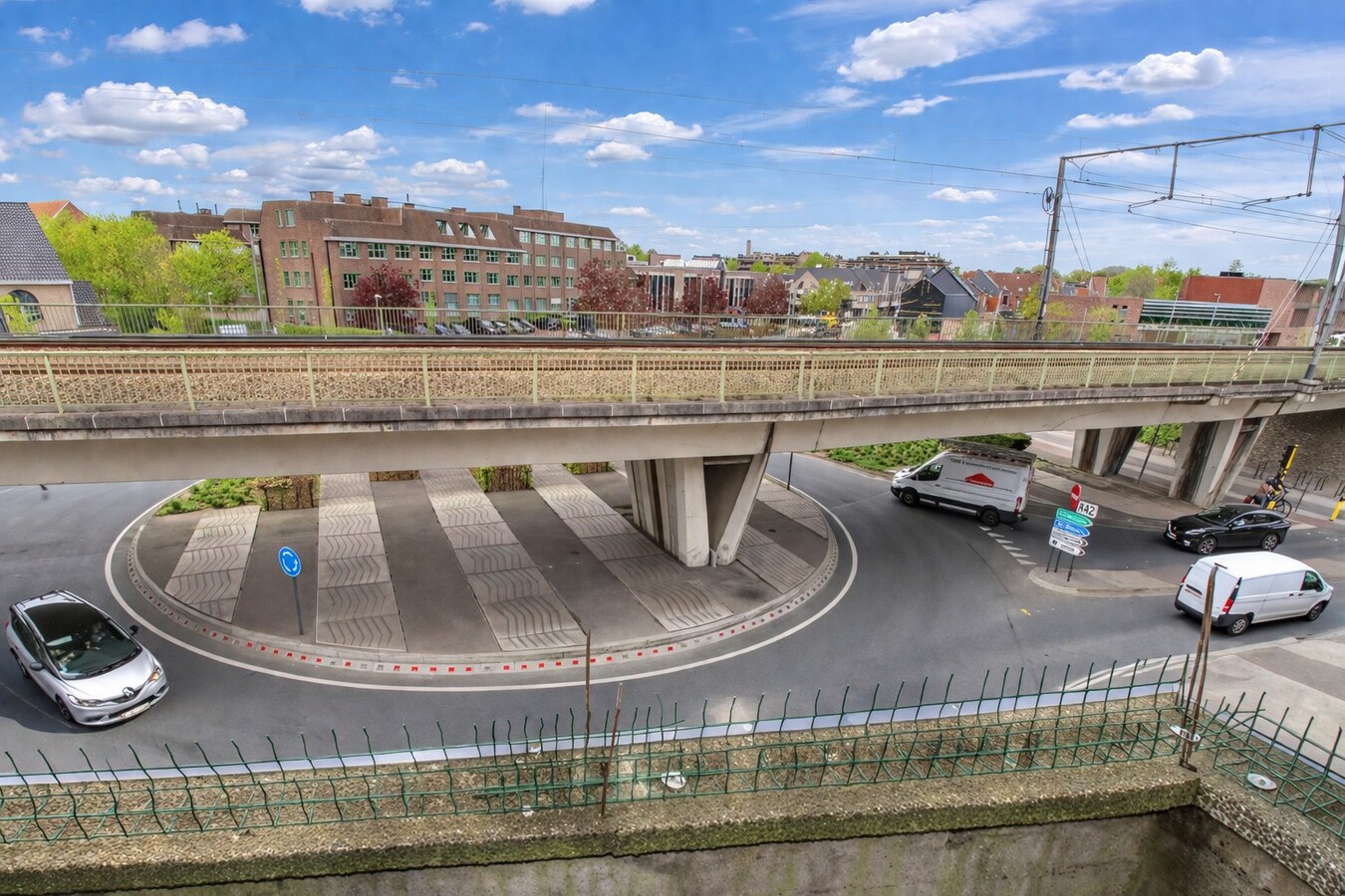 Te koop in Sint-Niklaas: uitzonderlijk handelshuis met woonst en duplex appartement, met optionele garageboxen en sterk opbrengstpotentieel 