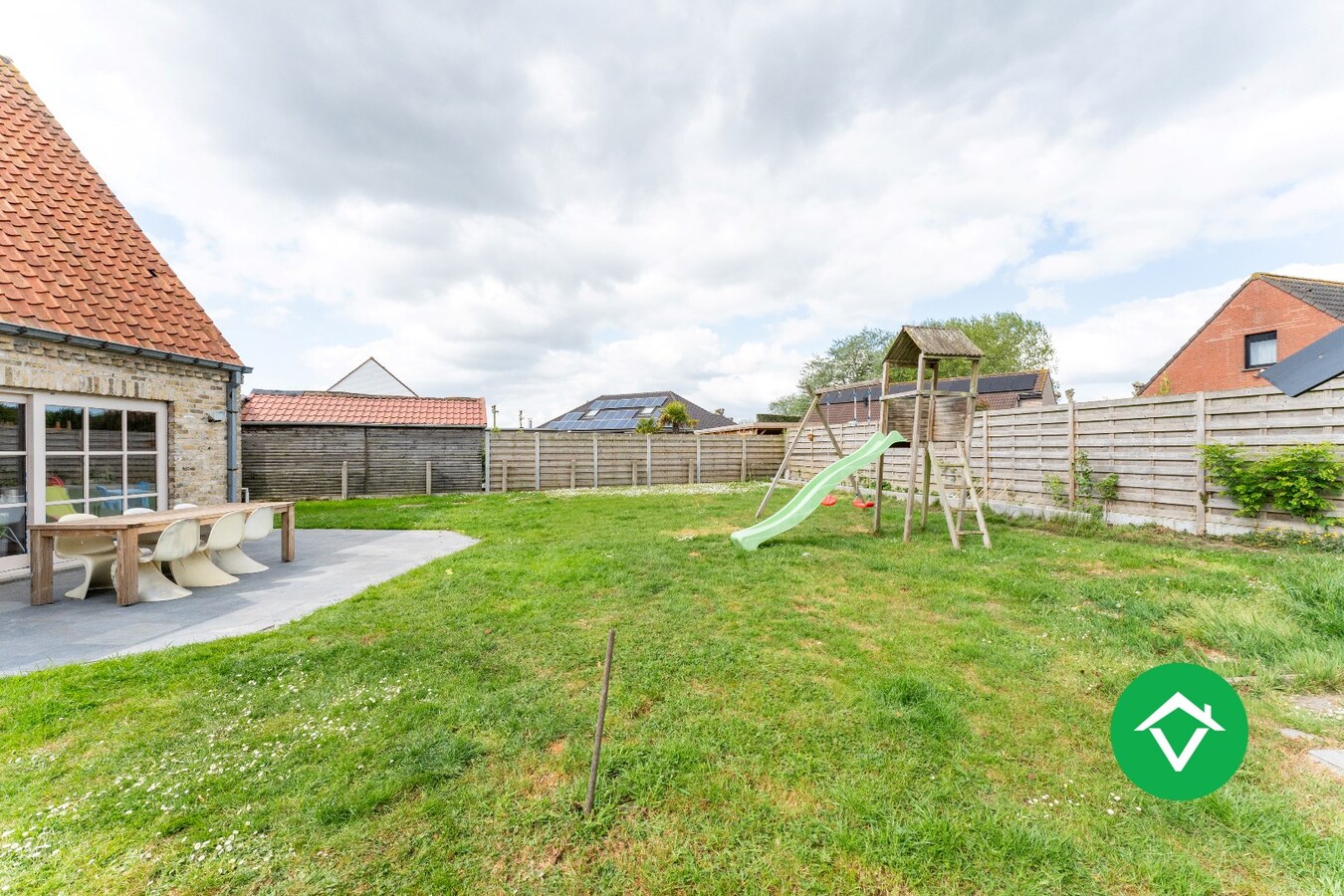 Landelijke gezinswoning met rustige ligging, 3 slaapkamers en een inpandige garage 
