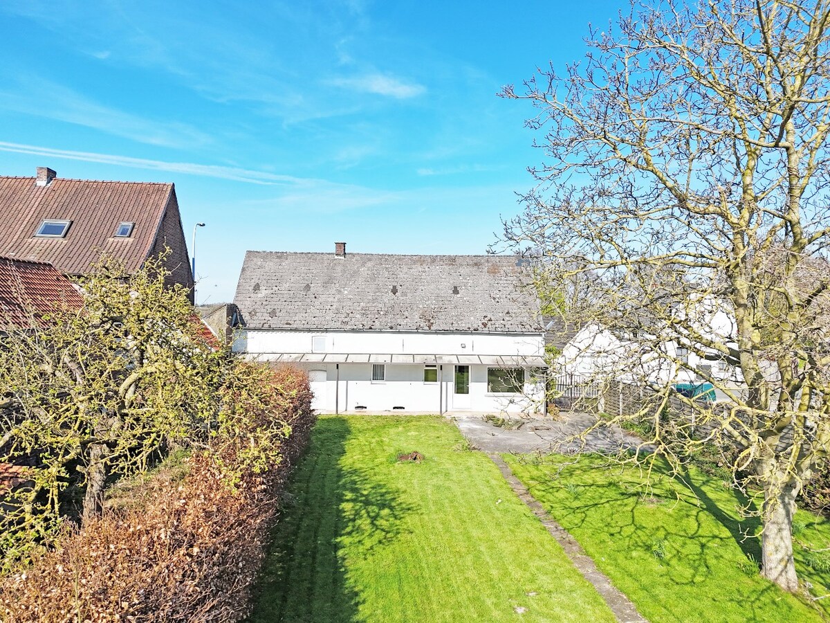 Te renoveren/te slopen HOB met tuin aan station Sint-Denijs-Boekel 