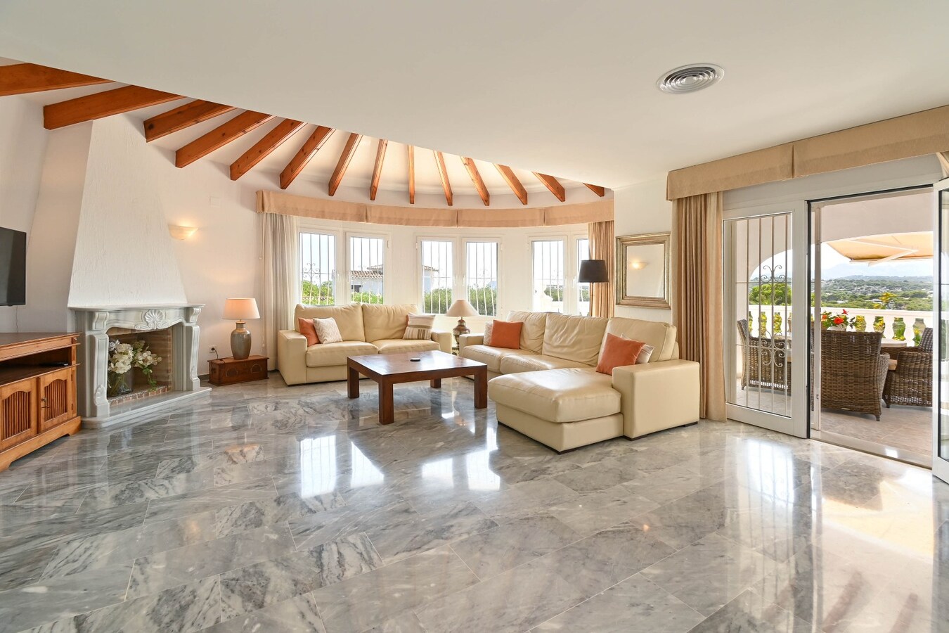 Uniek renovatieproject met zeezicht op wandelafstand van Moraira 