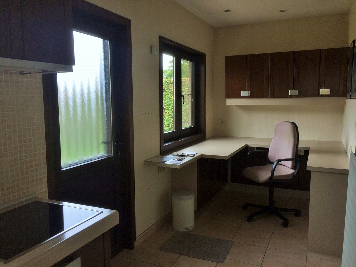 Rustig gelegen gelijkvloerse halfopen woning met 2 slpk's + dubbele garage 