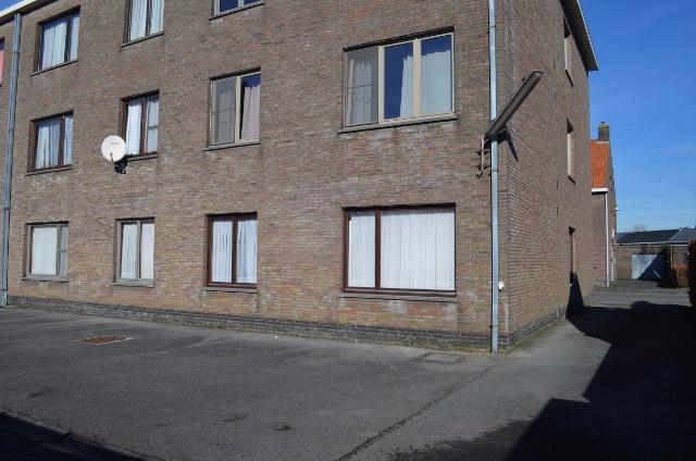 Gelijkvloers app met 2 slpks en garage te centrum Eeklo 