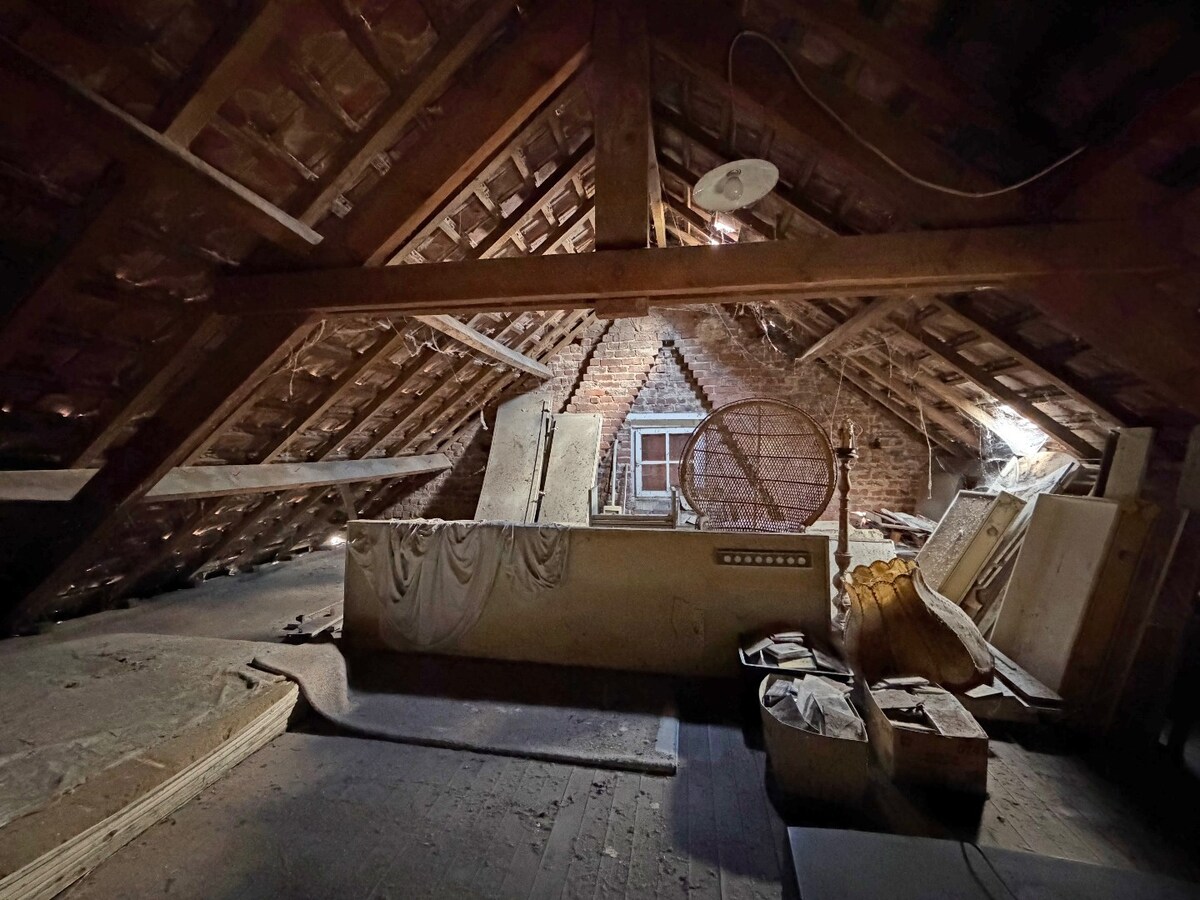 Verder te renoveren woning met garage en tuin nabij centrum Herzele 