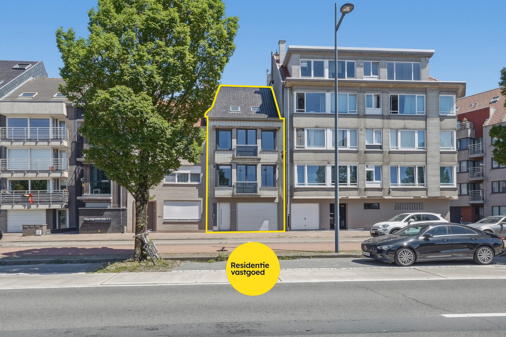 Volledig gerenoveerde bel-étage met 2 slaapkamers en ruime garage te Oostende 